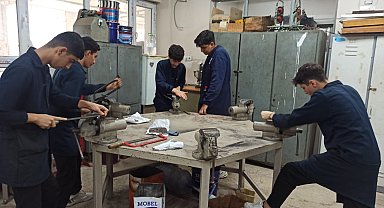 İskenderun Endüstri Meslek Lisesi'nde öğrenciler son teknoloji ile üretim yapıyor