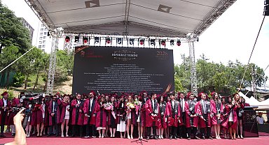 İstanbul Kent Üniversitesi'nde mezuniyet coşkusu