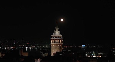 İstanbul'da dolunay seyirlik manzara oluşturdu