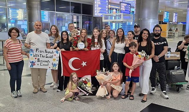 İtalya'da tarih yazan yüzücü Eda'ya İzmir'de coşkulu karşılama