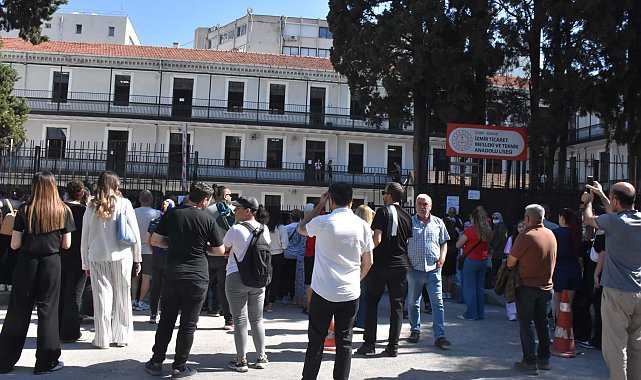 İzmir'de AYT heyecanı; veliler okul önlerinde bekleyişte