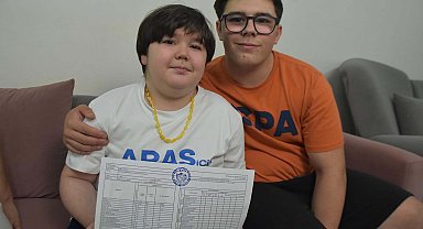 İzmir'de okula gidemeyen DMD'li Aras'ın karnesini ağabeyi aldı