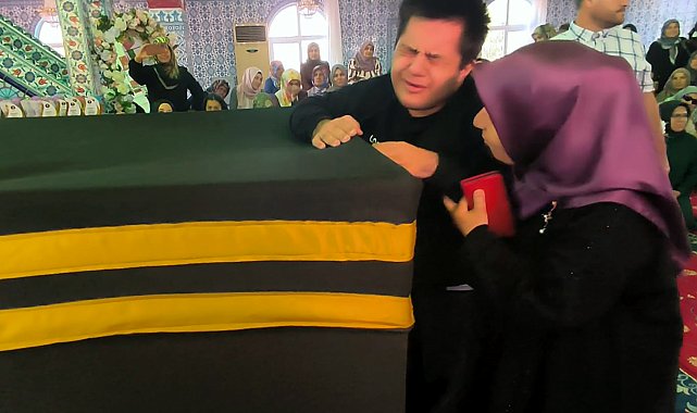 Kabe maketine sarılıp, 'Allah'ım, beni o memlekete götür' diye dua ederek gözyaşı döktü