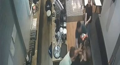 Kadıköy'de kafe çalışanına saldıran kişi kamerada