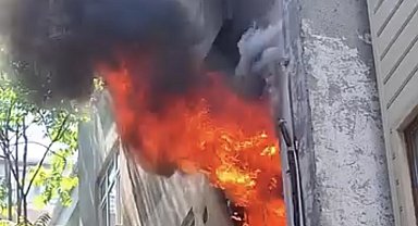 Kağıthane'de derin dondurucudan çıktığı iddia edilen yangında daire kullanılamaz hale geldi