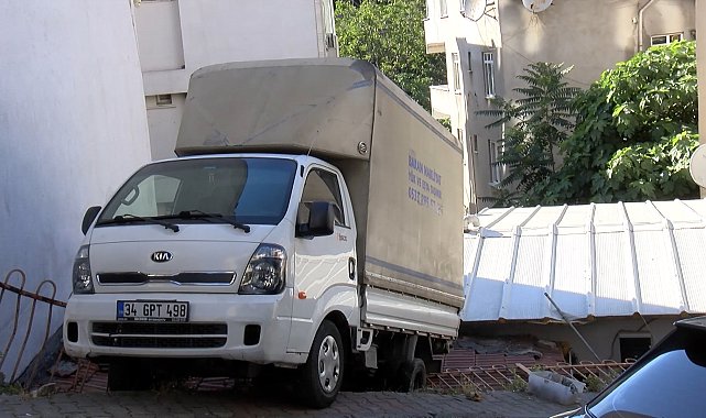 Kağıthane'de yokuştan kayan kamyonet gecekondunun çatısına düştü