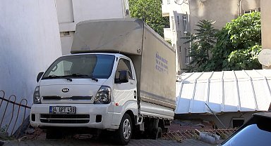 Kağıthane'de yokuştan kayan kamyonet gecekondunun çatısına düştü