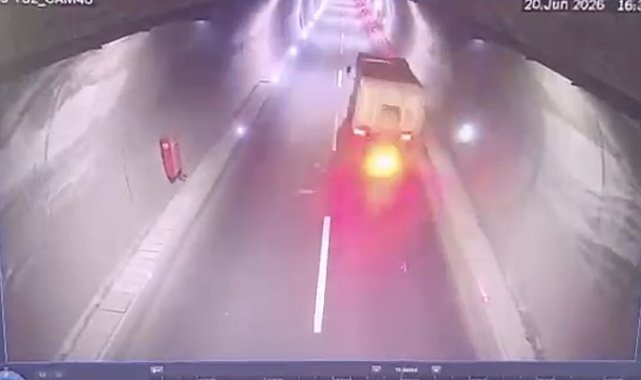 Kamyona çarpan motosikletin sürücüsü yaralandı; kaza kamerada