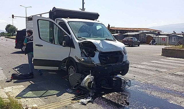 Kamyonet ile motosikletin çarpıştığı kazada 2 kardeş yaralandı