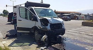 Kamyonet ile motosikletin çarpıştığı kazada 2 kardeş yaralandı