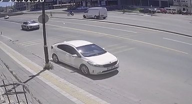 Kamyonetin çarptığı elektrikli bisikletin sürücüsü yaralandı; kaza kamerada