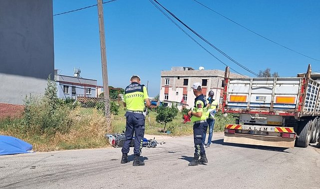 Kamyonla çarpışan motosikletin sürücüsü öldü; kaza kamerada