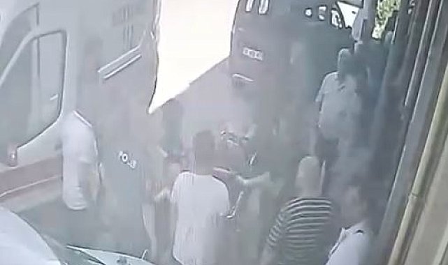 Kaporta ustası tamir etmek istediği otomobilin altında kaldı; o anlar kamerada