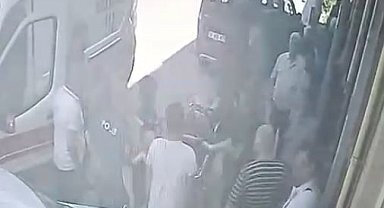 Kaporta ustası tamir etmek istediği otomobilin altında kaldı; o anlar kamerada
