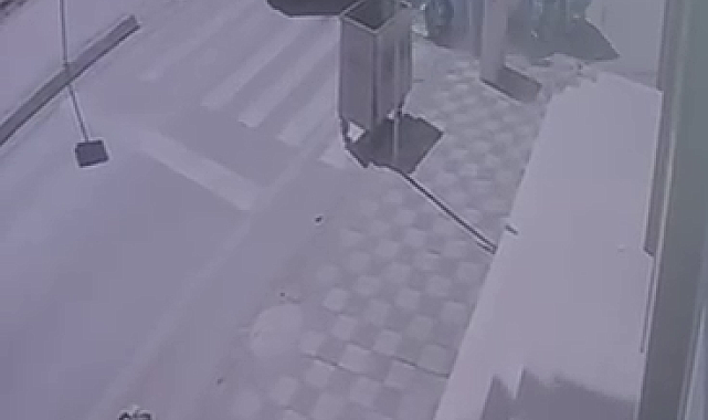 Karşı şeride geçen otomobilin ciple çarpıştığı kaza kamerada: 3 yaralı