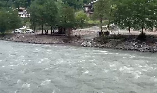 Kayıp gencin cansız bedenini dereden çıkaran AFAD ekibinin botu akıntıya kapıldı; 1 personel öldü, 3 personel kurtarıldı
