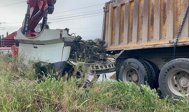 Kayseri'de lokomotif, kamyona çarptı: 2 yaralı
