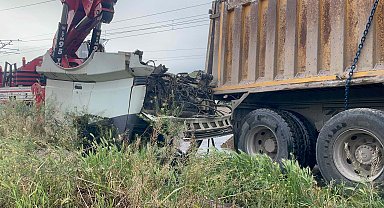 Kayseri'de lokomotif, kamyona çarptı: 2 yaralı