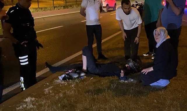 Kaza yerine gelen anne, yaralı oğlunun elini tutarak moral verdi