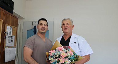 Kendisi gibi doktor olan babasına hastanede sürpriz Babalar Günü kutlaması