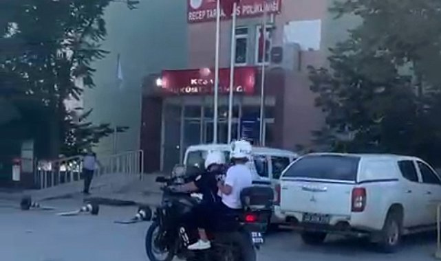 Kimliğini unutan ve yanlış okula gelen öğrencileri, motosikletli polisler sınava yetiştirdi