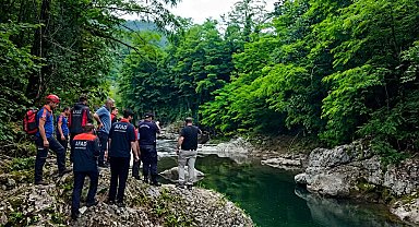 Kızının gözü önünde ırmağa düşen baba kurtarılamadı