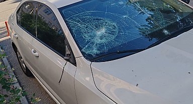 Komşusunun otomobiline tuğlayla zarar verdi, olay araç kamerasına yansıdı