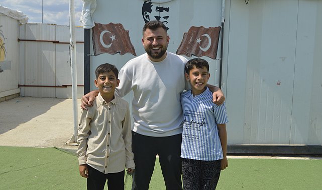 Konteyner kentte eğitim gören depremzede öğrencilerinin İstanbul hayalini gerçekleştirdi