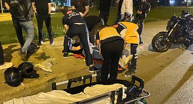 Kontrolden çıkan motosiklet, emniyet şeridindeki 2 motosiklete çarptı; 3 yaralı