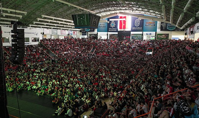 Konya'da milli maç heyecanı, spor salonunda dev ekranda yaşandı