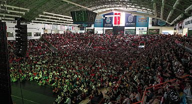 Konya'da milli maç heyecanı, spor salonunda dev ekranda yaşandı