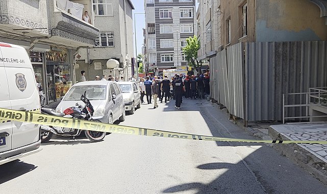 Küçükçekmece'de yıkımı yapılan binada kısmi çökme; 3 işçi yaralandı -1