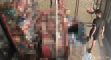 Kuşadası'nda 2 çocuğun kapı kilidini kırdıkları marketten yaptığı hırsızlık kamerada