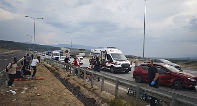 Lastiği patlayan otomobil, yolcu otobüsüne çarptı: 9 yaralı