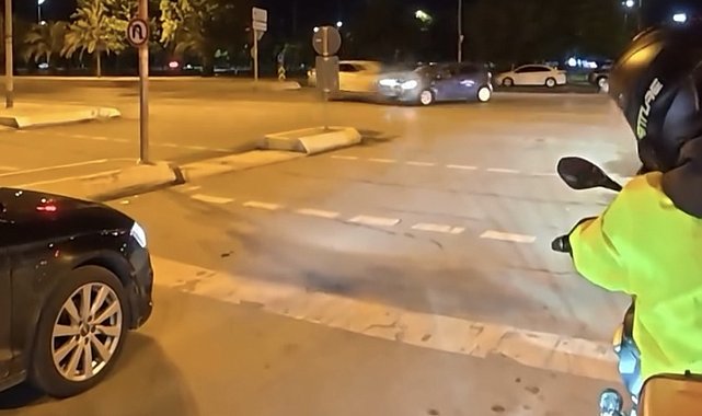 Maltepe'de çarpışma sonrası otomobil alev aldı; 3 kişinin yaralandığı kaza kamerada
