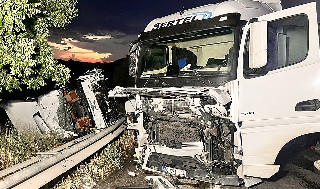 Manisa'da 2 TIR çarpıştı; 2 yaralı