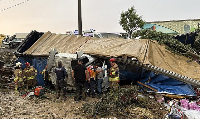 Manisa'da üç aracın karıştığı zincirleme kaza: 2 ölü, 4 yaralı