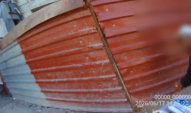 Mendilleri alınan satıcı, darbediliyormuş gibi davranıp, kendini yerlere vurdu