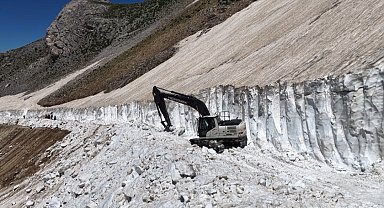 Mereto Dağı'nda karla mücadele dronla görüntülendi