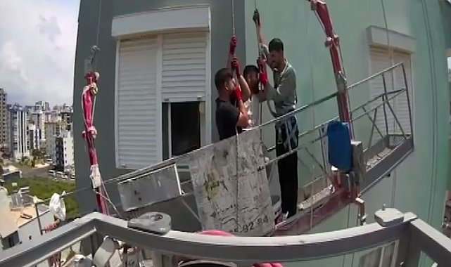 Mersin'de, 8'inci katta iskelede mahsur kalan 3 işçiyi itfaiye kurtardı