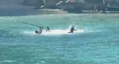 Mersin'de deniz ortasında sopalı kavga kamerada
