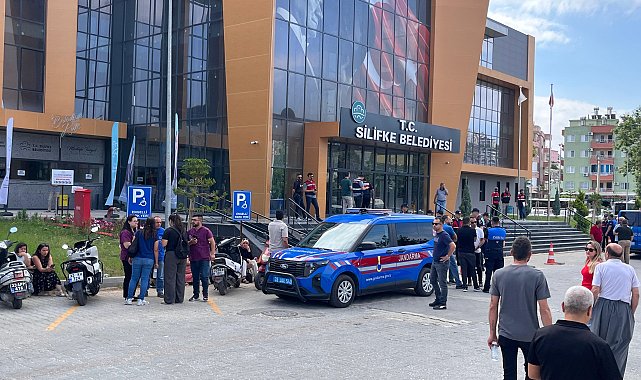 Mersin'de Silifke Belediyesi'ne operasyon: 18 gözaltı