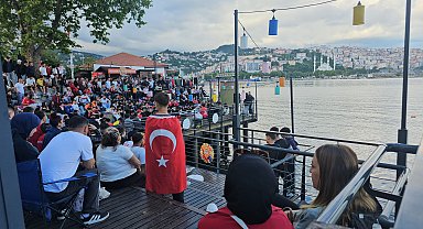Milli maçı, deniz kenarına kurulan 'dev' ekrandan izlediler