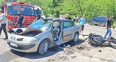 Motosiklet, akaryakıt istasyonuna dönen otomobile çarptı: 1 ölü, 1 yaralı