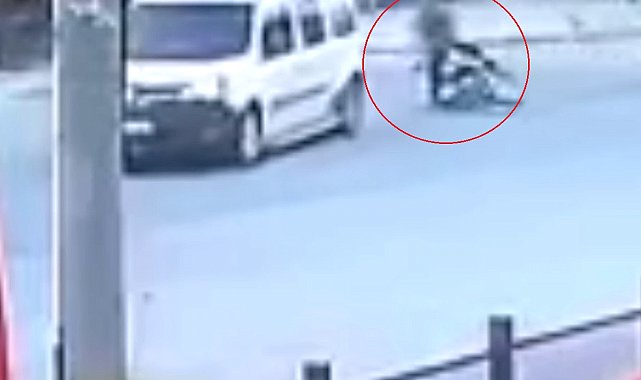 Motosikletle hafif ticari aracın çarpıştığı kaza kamerada: 1 yaralı