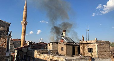 Nevşehir'de 3 katlı binanın çatısında yangın