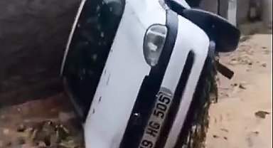 Niğde'de sağanak; 3 araç sele kapıldı