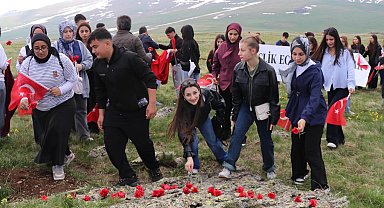 Öğrenciler, ecdadı için Allahuekber Şehitliği'ne yürüdü