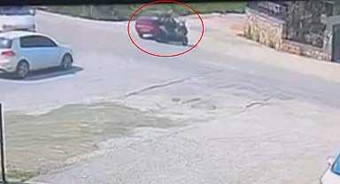 Otomobil ile çarpışan motosikletin sürücüsü yaralandı; kaza anı kamerada