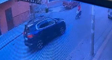 Otomobil ile motosikletin çarpıştığı kaza kamerada: 1 yaralı